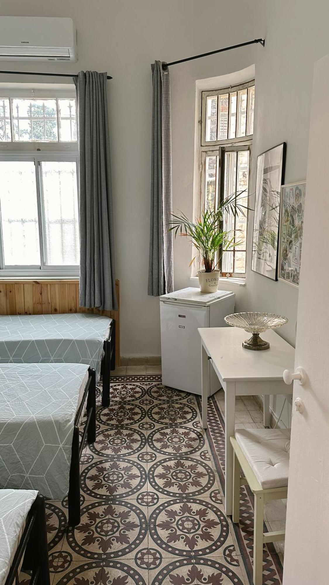 Dream House Art Hostel Garden And Terrace Haifa Bagian luar foto